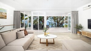 Smart TV - Azzurra - Huge Elevated Deck and Glorious Water Views (Nelson Bay)