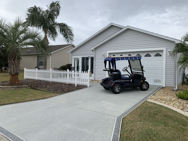 Exterior - Central Location!! Beautiful Villa with 2 Seater Gas Golf Cart & WIFI (The Villages)