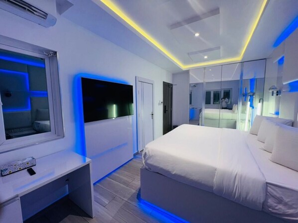 4 bedrooms, iron/ironing board, WiFi, bed sheets