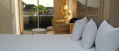 4 bedrooms, iron/ironing board, WiFi, bed sheets