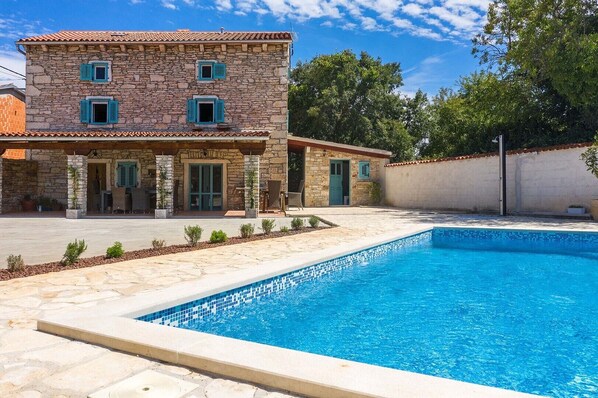 A heated pool - Villa LaMusica in Cabrunici (Cabrunici)