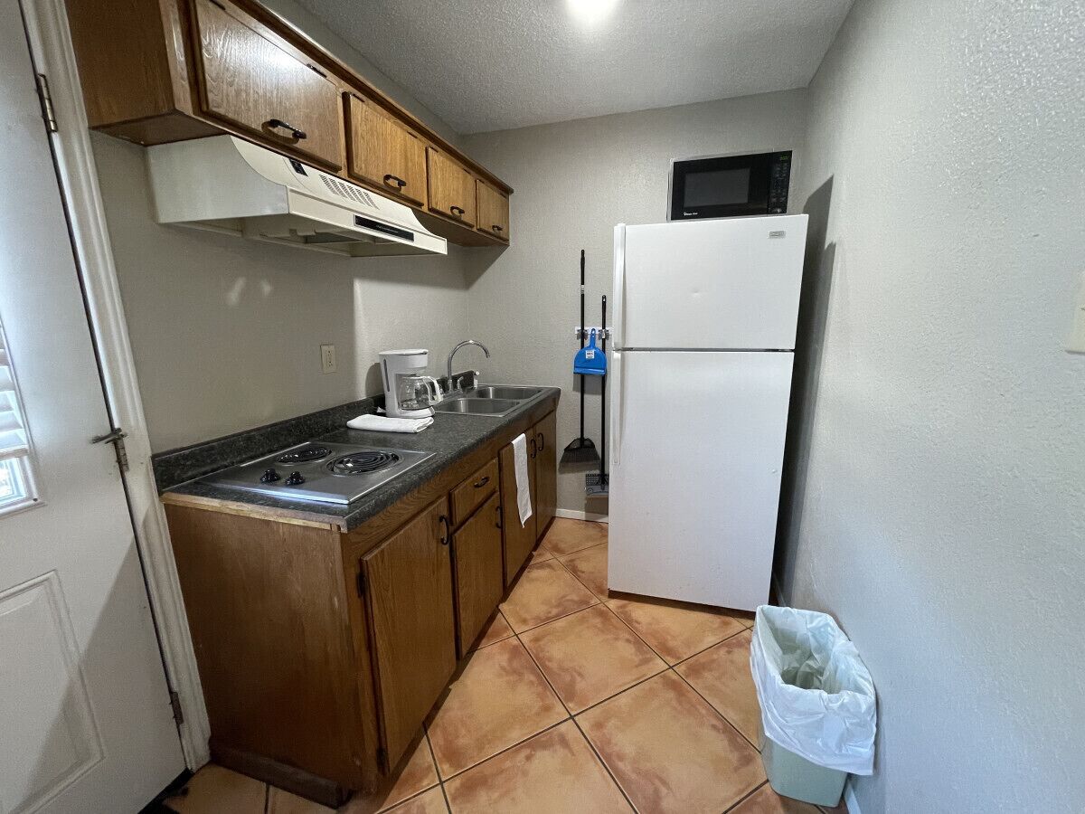 Kjøleskap, mikrobølgeovn, kokeplater og kaffetrakter/tekoker