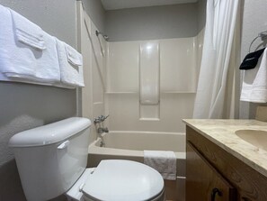 Ein Badezimmer mit Toilette, Waschbecken und Badewanne.