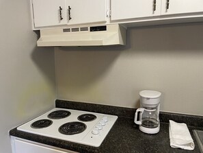 Kühlschrank, Mikrowelle, Herdplatte, Wasserkocher mit Kaffee-/Teezubehör