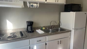 Réfrigérateur, micro-ondes, plaque de cuisson, cafetiÚre/bouilloire