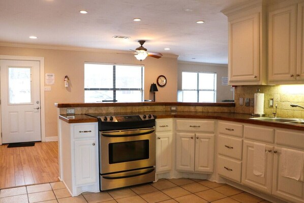 Frigorífico, microondas, placa de cocina y lavavajillas