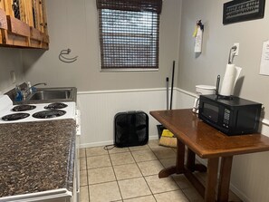 Een koelkast, een microgolfoven, een oven, een kookplaat