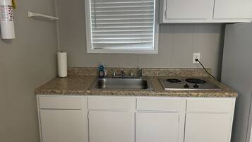 Frigorífico, microondas, placa de cocina y cafetera o tetera