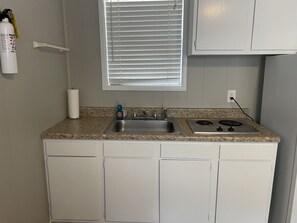 冷蔵庫、電子レンジ、コンロ、コーヒー / ティーメーカー