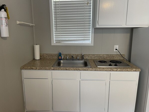 Een koelkast, een microgolfoven, een kookplaat