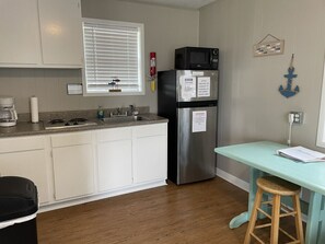 Réfrigérateur, micro-ondes, plaque de cuisson, cafetière/bouilloire