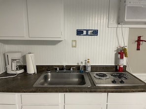 Réfrigérateur, micro-ondes, plaque de cuisson, cafetière/bouilloire