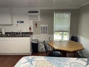 冷蔵庫、電子レンジ、コンロ、コーヒー / ティーメーカー