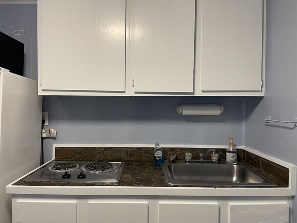 Réfrigérateur, micro-ondes, plaque de cuisson, cafetière/bouilloire