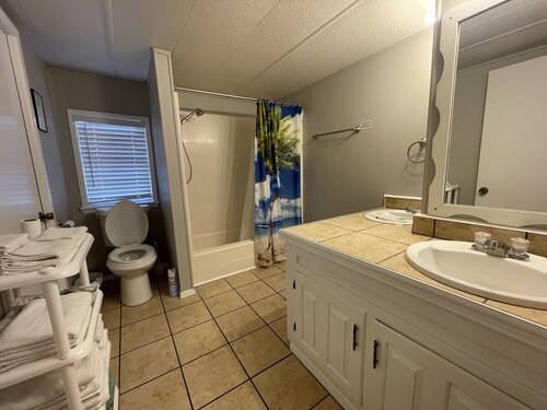 Relaxing 3 bedroom cabin at Little Mineral Marina