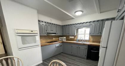 Relaxing 3 bedroom cabin at Little Mineral Marina