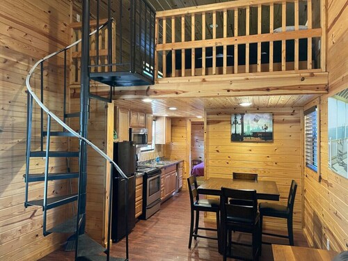 Charming 2 Bedroom Lakeview Cabin: Cabin D