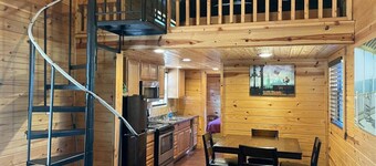 Charming 2 Bedroom Lakeview Cabin: Cabin D