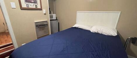 1 bedroom, bed sheets