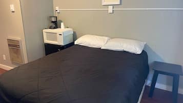 1 bedroom, bed sheets