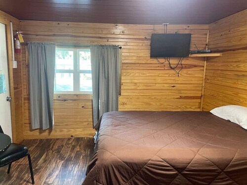 Cozy Cedar Cabin at Mill Creek Marina: Cabin 3