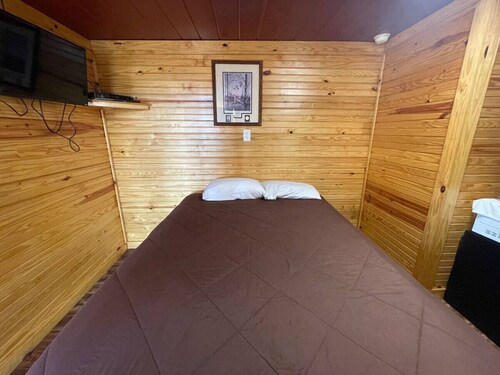 Cozy Cedar Cabin at Mill Creek Marina: Cabin 3