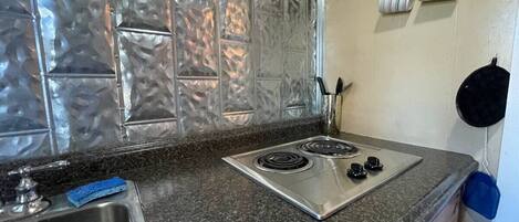 Micro-ondes, plaque de cuisson, cafetière/bouilloire