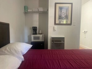 1 bedroom, bed sheets - Small Cabin on Lake Texoma at Mill Creek: Cabin 4 (Pottsboro)