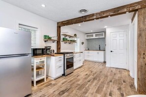 冷蔵庫、電子レンジ、オーブン、コンロ