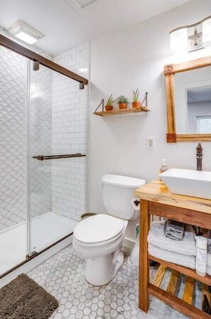 Secador de pelo, toallas, jabón, shampoo