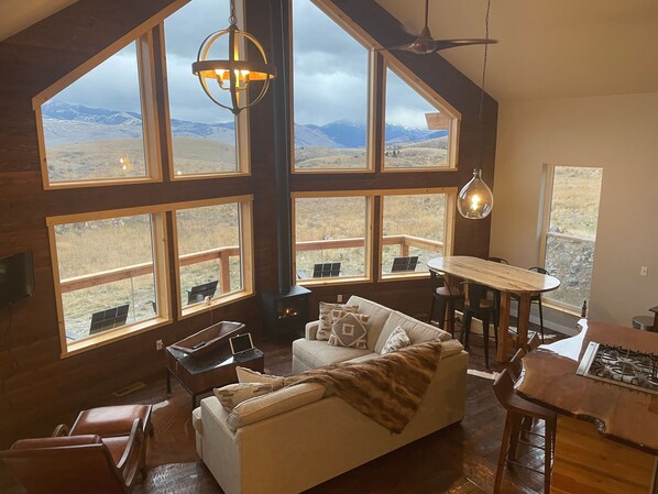 Smart-TV, peis og bøker