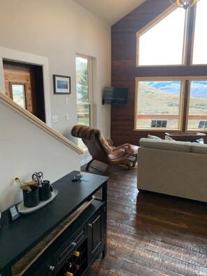 Smart-TV, peis og bøker