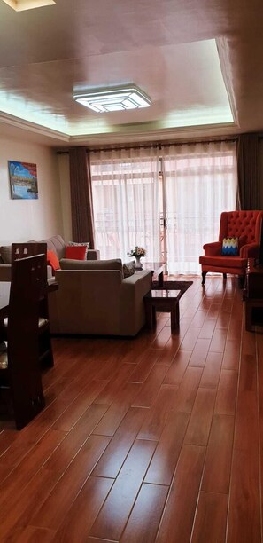 Appartement Design | Aire de séjour | Téléviseur connecté de 24 po avec télévision numérique