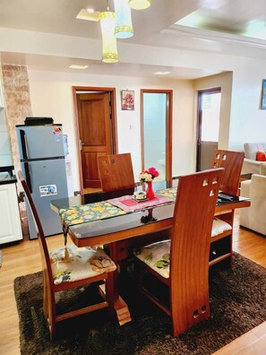 Appartement Design | Aire de séjour | Téléviseur connecté de 24 po avec télévision numérique