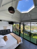 Ropa de cama de alta calidad, colchones con pillow-top y minibar 