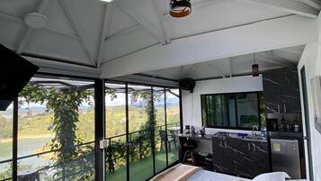 Premium-Ferienhütte | Hochwertige Bettwaren, Pillowtop-Betten, Minibar, kostenloses WLAN