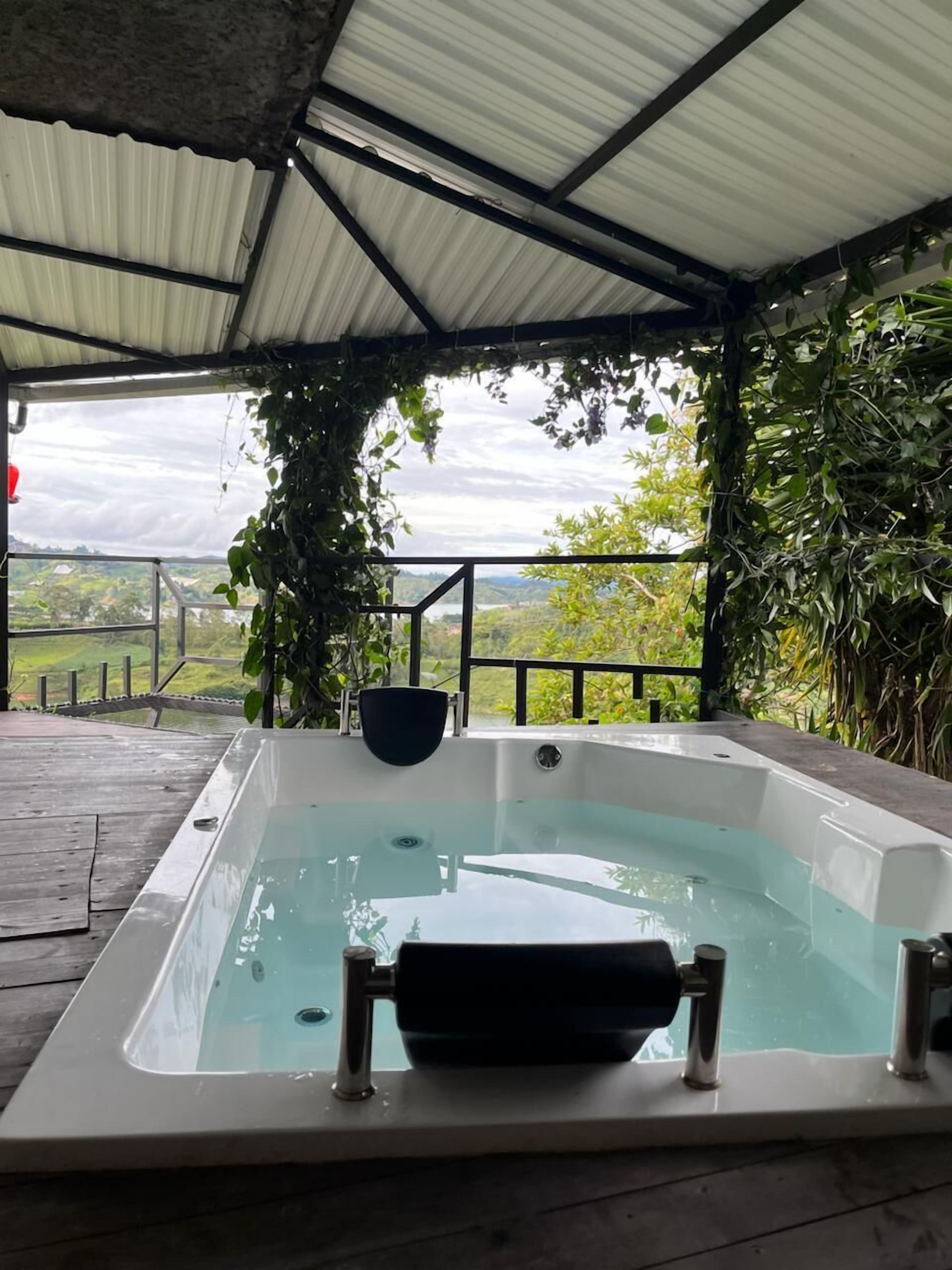 Grand Cabin | Private spa tub