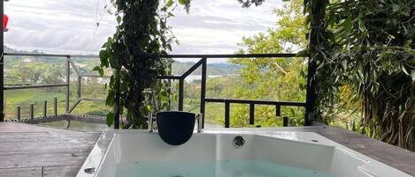 Grand Cabin | Private spa tub