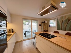 Fridge, microwave, oven, stovetop - 3 bedroom villa with private pool (Sainte-Maxime)