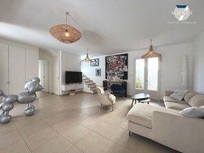 TV - 3 bedroom villa with private pool (Sainte-Maxime)