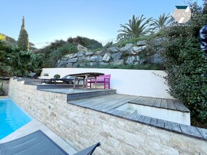 Una piscina al aire libre