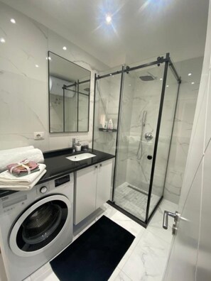 Dusche, Haartrockner, Handtücher, Toilettenpapier