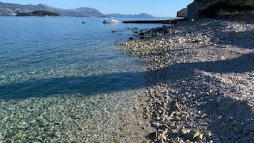 En la playa, camastros y toallas de playa