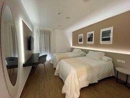 Deluxe Twin Room | Premium bedding, down comforters, memory foam beds, minibar