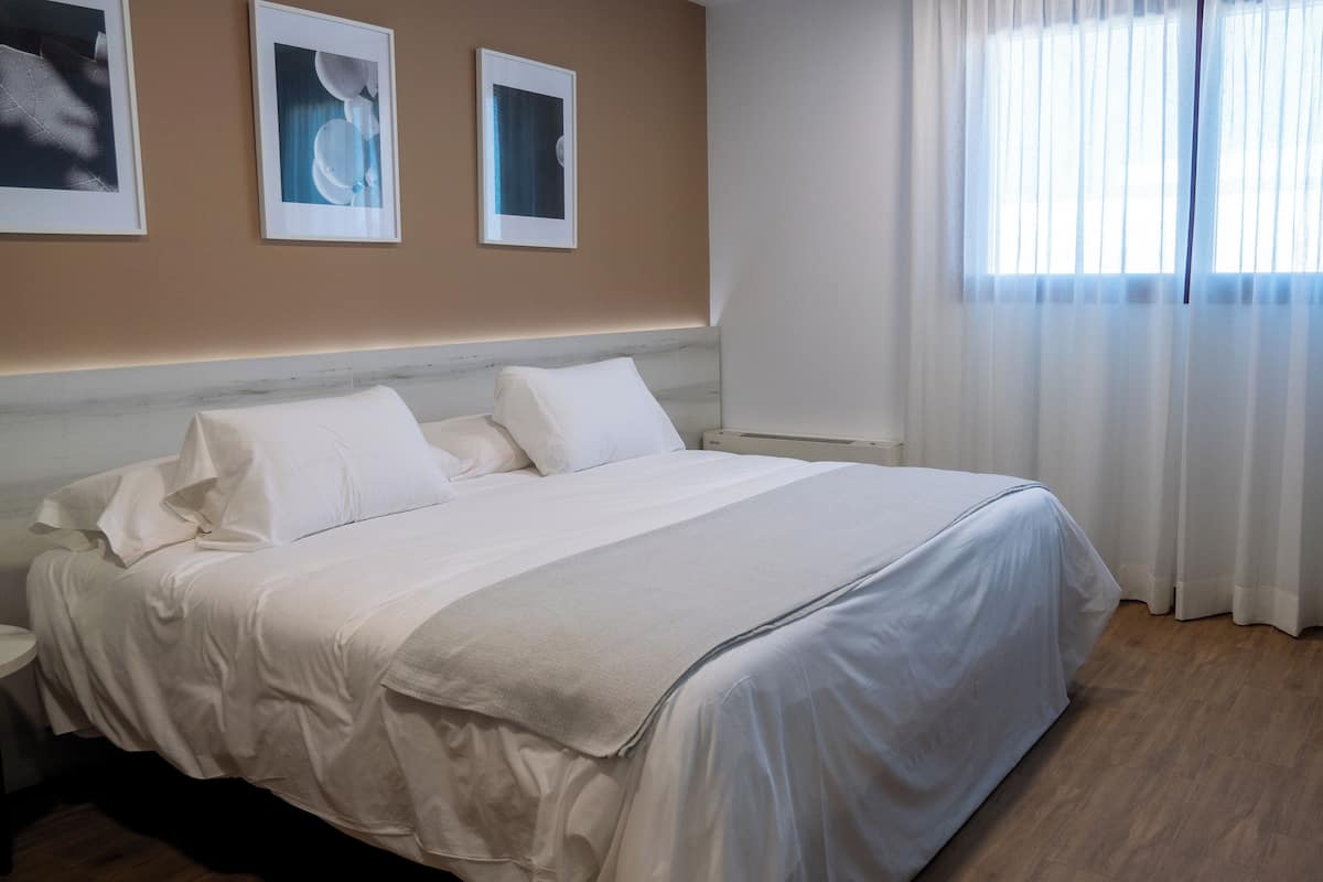 Deluxe Room, 1 King Bed | Premium bedding, down duvets, memory-foam beds, minibar