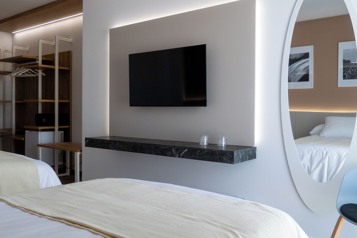 SINGLE ROOM