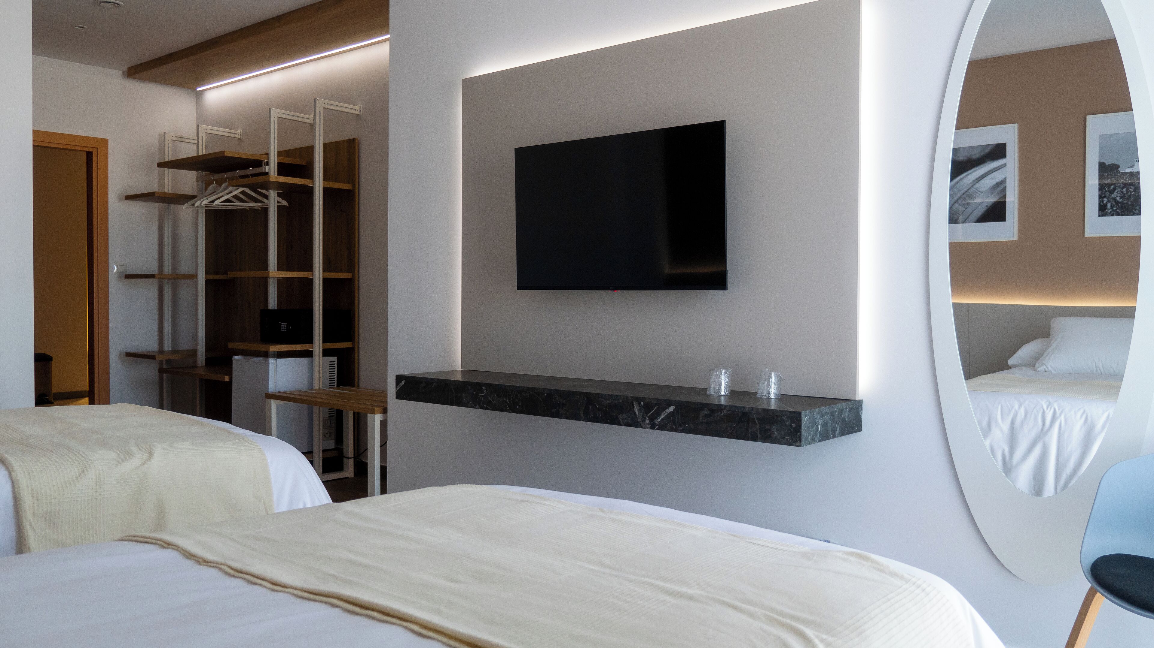เครื่องนอนระดับพรีเมียม, ผ้านวมขนเป็ด, เตียงเมมโมรีโฟม, มินิบาร์
