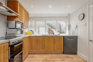 Kylskåp, mikrovågsugn, ugn och diskmaskin