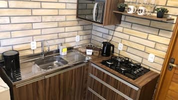 Mini réfrigérateur, micro-ondes, plaque de cuisson, grille-pain
