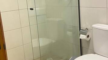 Suihku, hiustenkuivaaja, pyyhkeet